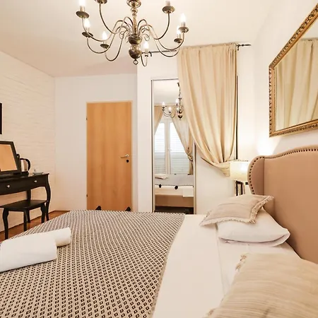 Della * Biograd Na Moru