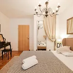 Della Apartment *