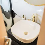 Della Apartment *