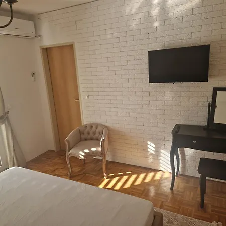 Della Apartment *