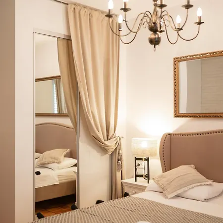 Della Apartment *